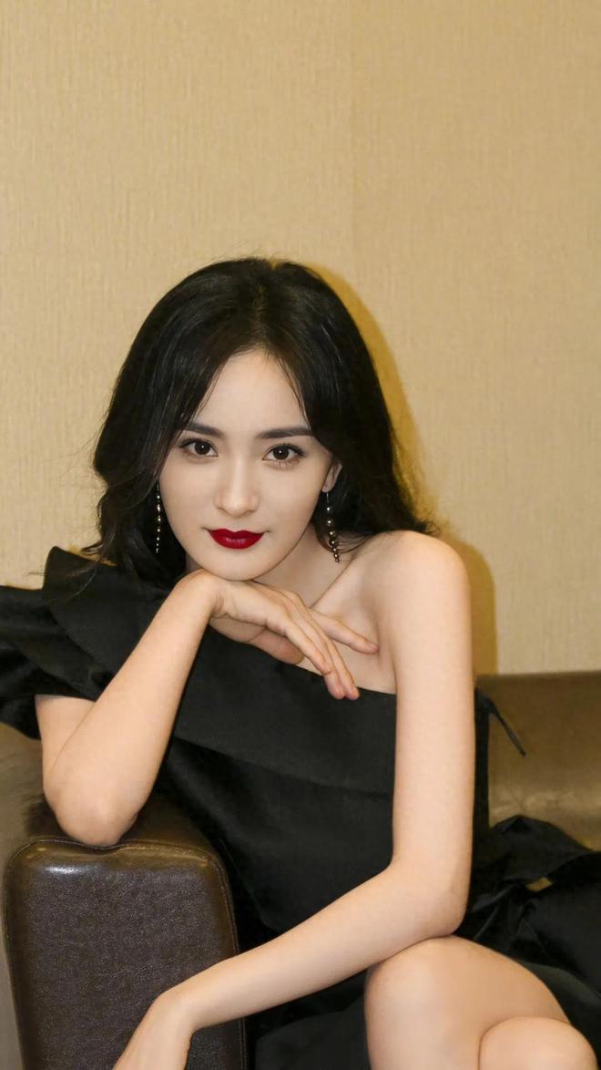 色单肩礼服笑容温暖又迷人瓦力棋牌试玩杨幂身穿黑(图4)