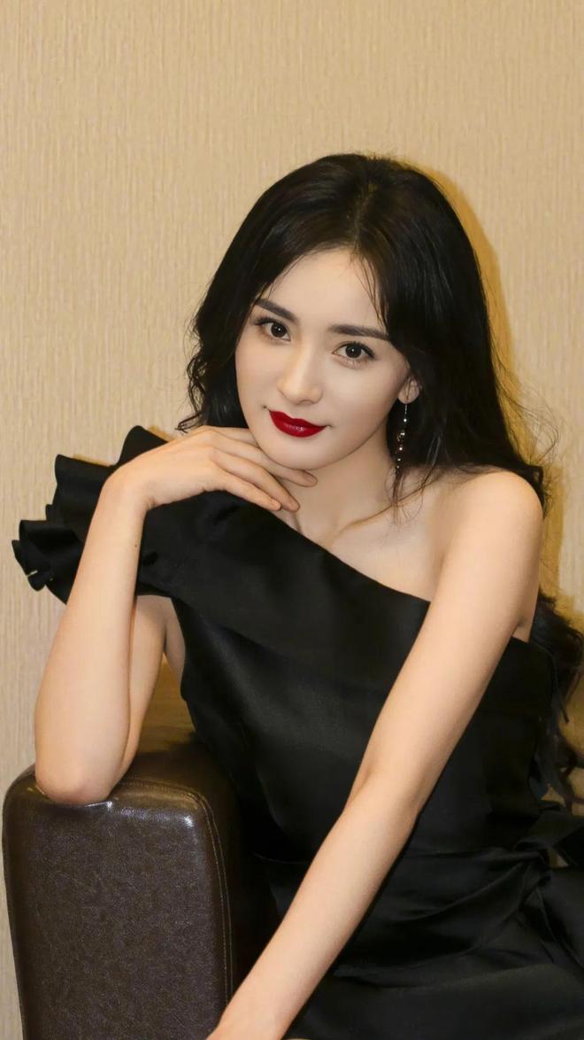 色单肩礼服笑容温暖又迷人瓦力棋牌试玩杨幂身穿黑(图5)