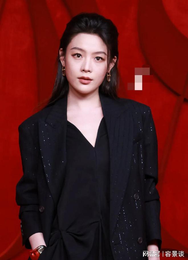 的孙俪惊艳朱唇皓齿笑意盈盈艳压群芳瓦力娱乐棋牌时尚芭莎红毯：被穿礼服(图5)