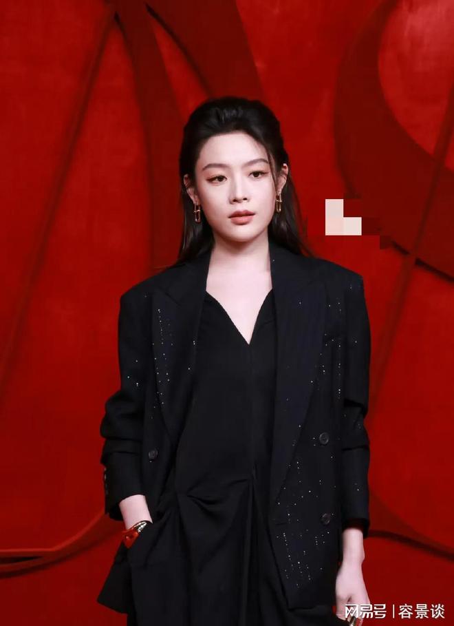 的孙俪惊艳朱唇皓齿笑意盈盈艳压群芳瓦力娱乐棋牌时尚芭莎红毯：被穿礼服(图8)