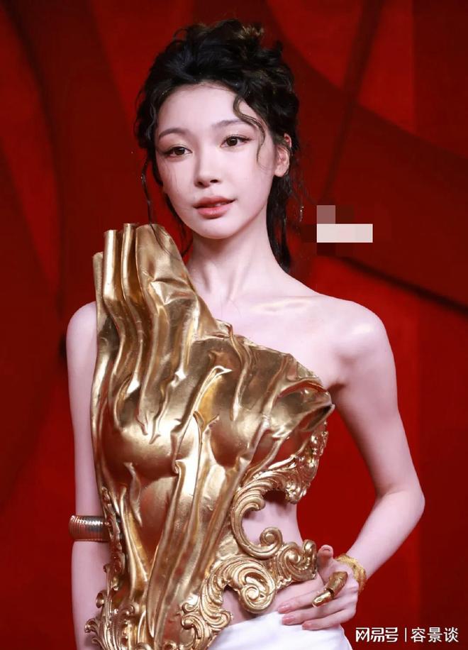 的孙俪惊艳朱唇皓齿笑意盈盈艳压群芳瓦力娱乐棋牌时尚芭莎红毯：被穿礼服(图21)