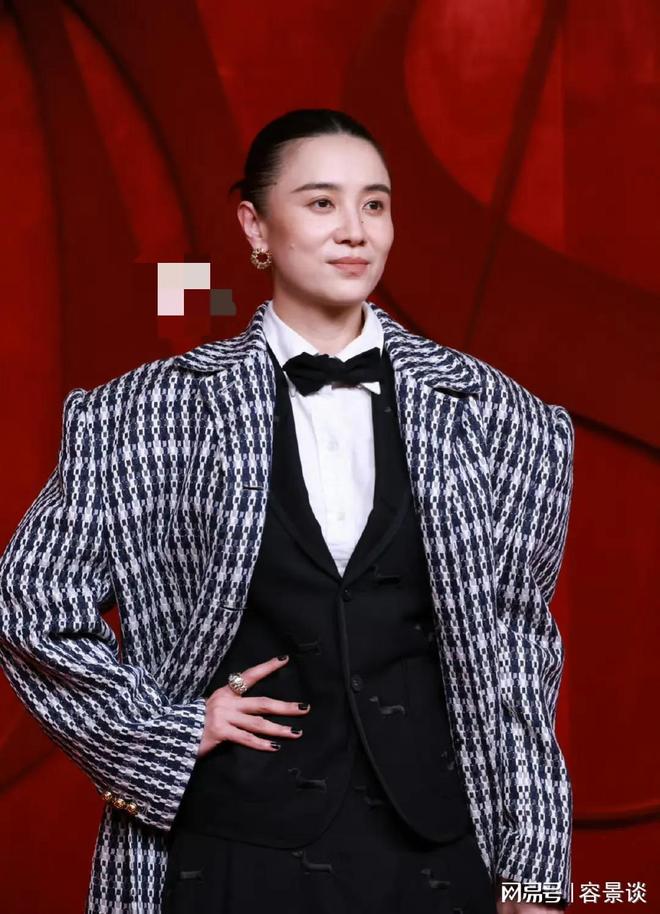的孙俪惊艳朱唇皓齿笑意盈盈艳压群芳瓦力娱乐棋牌时尚芭莎红毯：被穿礼服(图12)