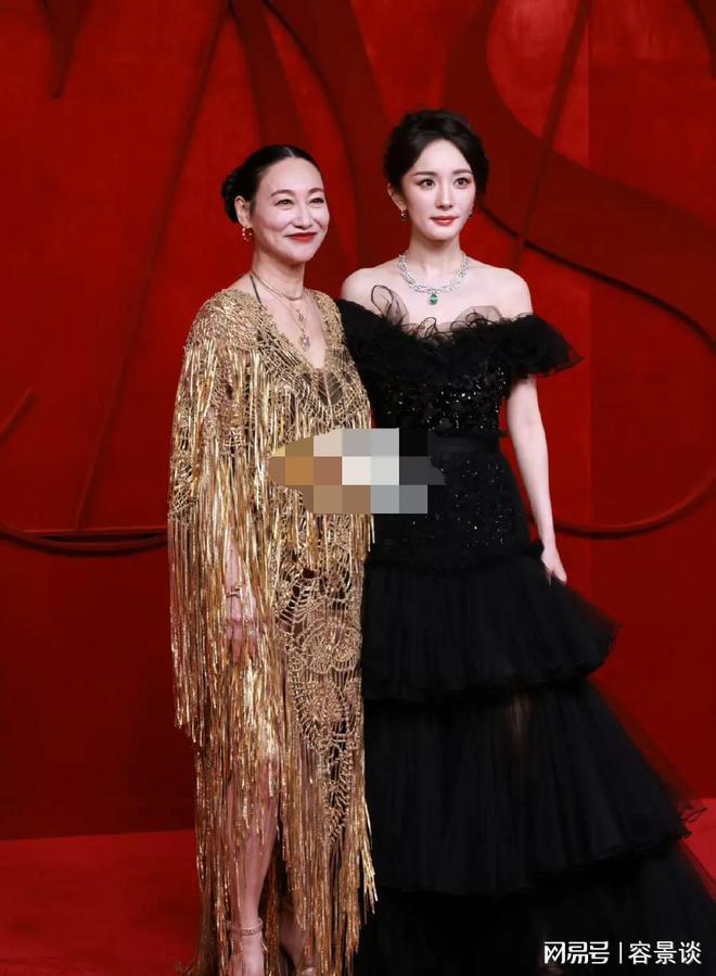 的孙俪惊艳朱唇皓齿笑意盈盈艳压群芳瓦力娱乐棋牌时尚芭莎红毯：被穿礼服(图18)