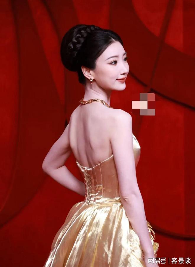 的孙俪惊艳朱唇皓齿笑意盈盈艳压群芳瓦力娱乐棋牌时尚芭莎红毯：被穿礼服(图14)