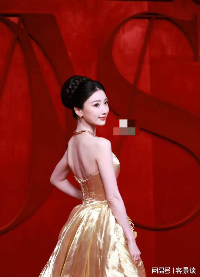 的孙俪惊艳朱唇皓齿笑意盈盈艳压群芳瓦力娱乐棋牌时尚芭莎红毯：被穿礼服(图17)