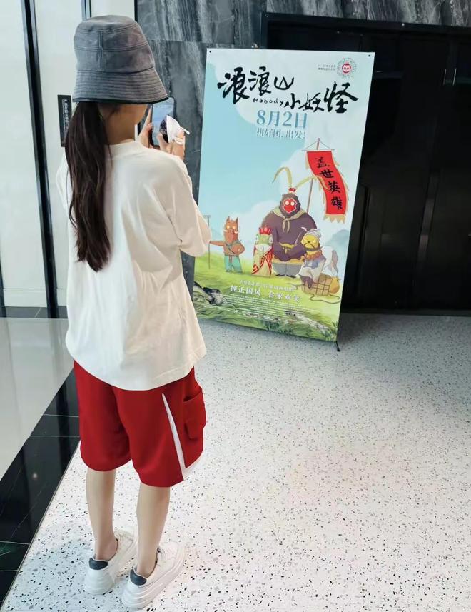 白衬衫背影很帅脸窄头秃配不上沈梦辰瓦力棋牌游戏杜海涛带老婆韩国度假穿(图5)