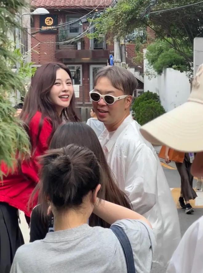 白衬衫背影很帅脸窄头秃配不上沈梦辰瓦力棋牌游戏杜海涛带老婆韩国度假穿(图6)