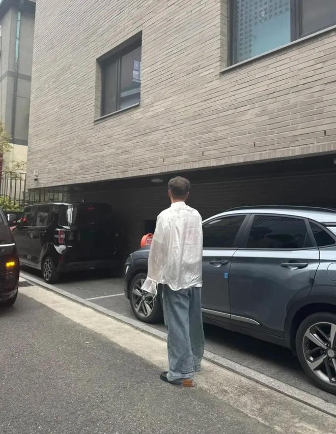 白衬衫背影很帅脸窄头秃配不上沈梦辰瓦力棋牌游戏杜海涛带老婆韩国度假穿(图14)