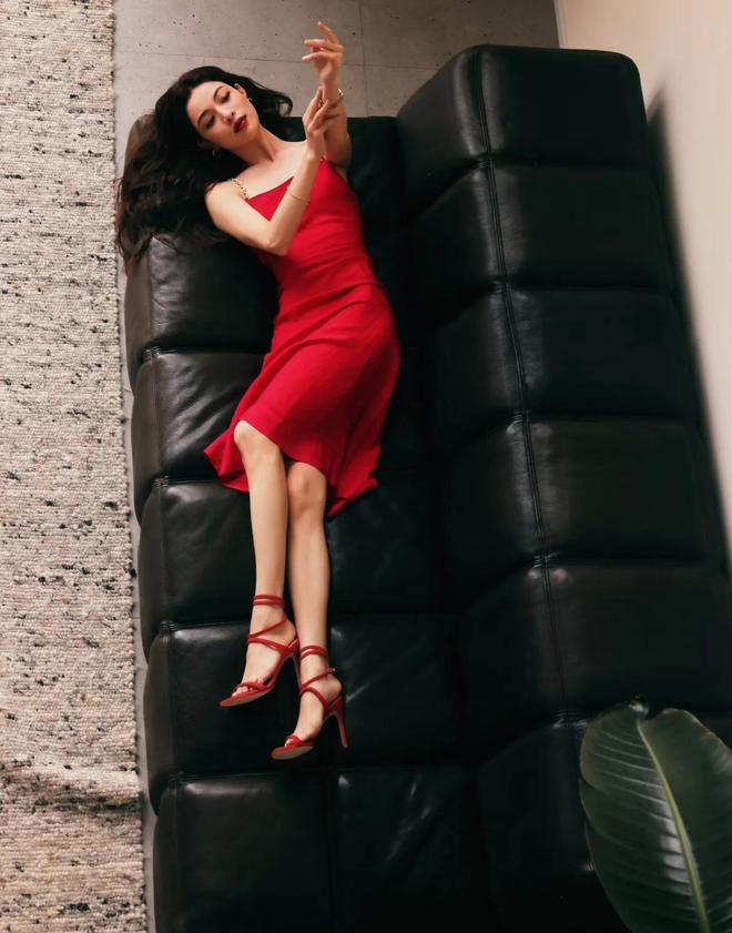 提气质哦眼睛里仿佛带着小“钩子瓦力棋牌试玩钟楚曦明艳的穿搭很(图2)