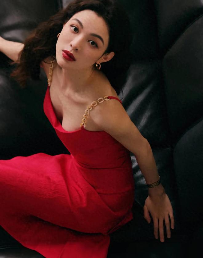 提气质哦眼睛里仿佛带着小“钩子瓦力棋牌试玩钟楚曦明艳的穿搭很