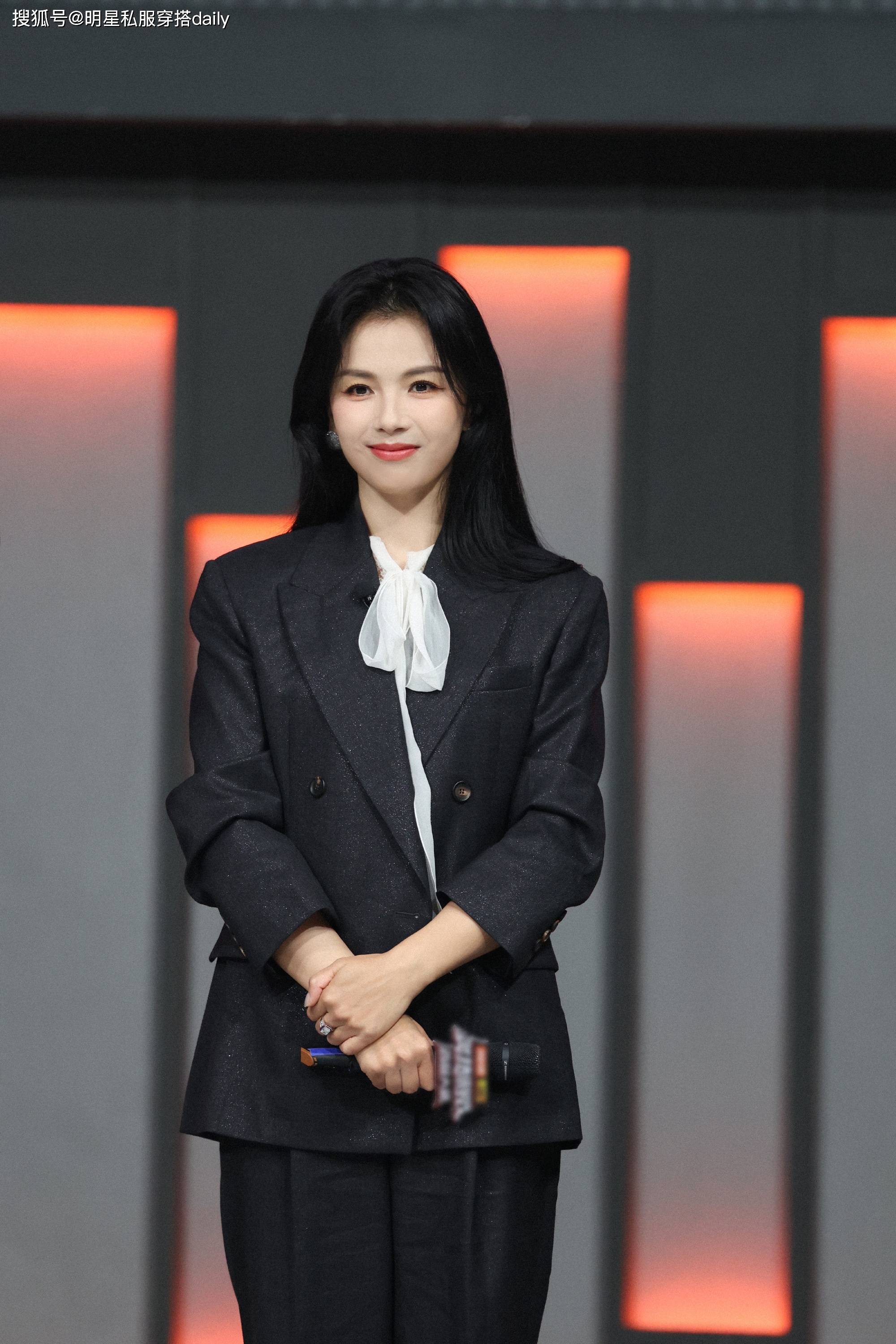 不配牛仔裤、半身裙这样打扮更时尚好看瓦力棋牌试玩被刘涛惊艳到了！穿西装(图2)