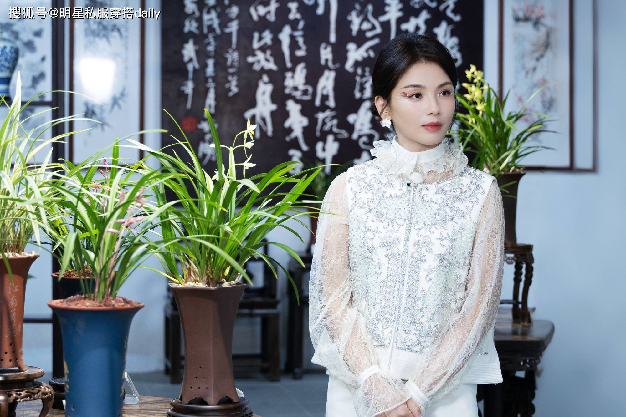 不配牛仔裤、半身裙这样打扮更时尚好看瓦力棋牌试玩被刘涛惊艳到了！穿西装(图4)