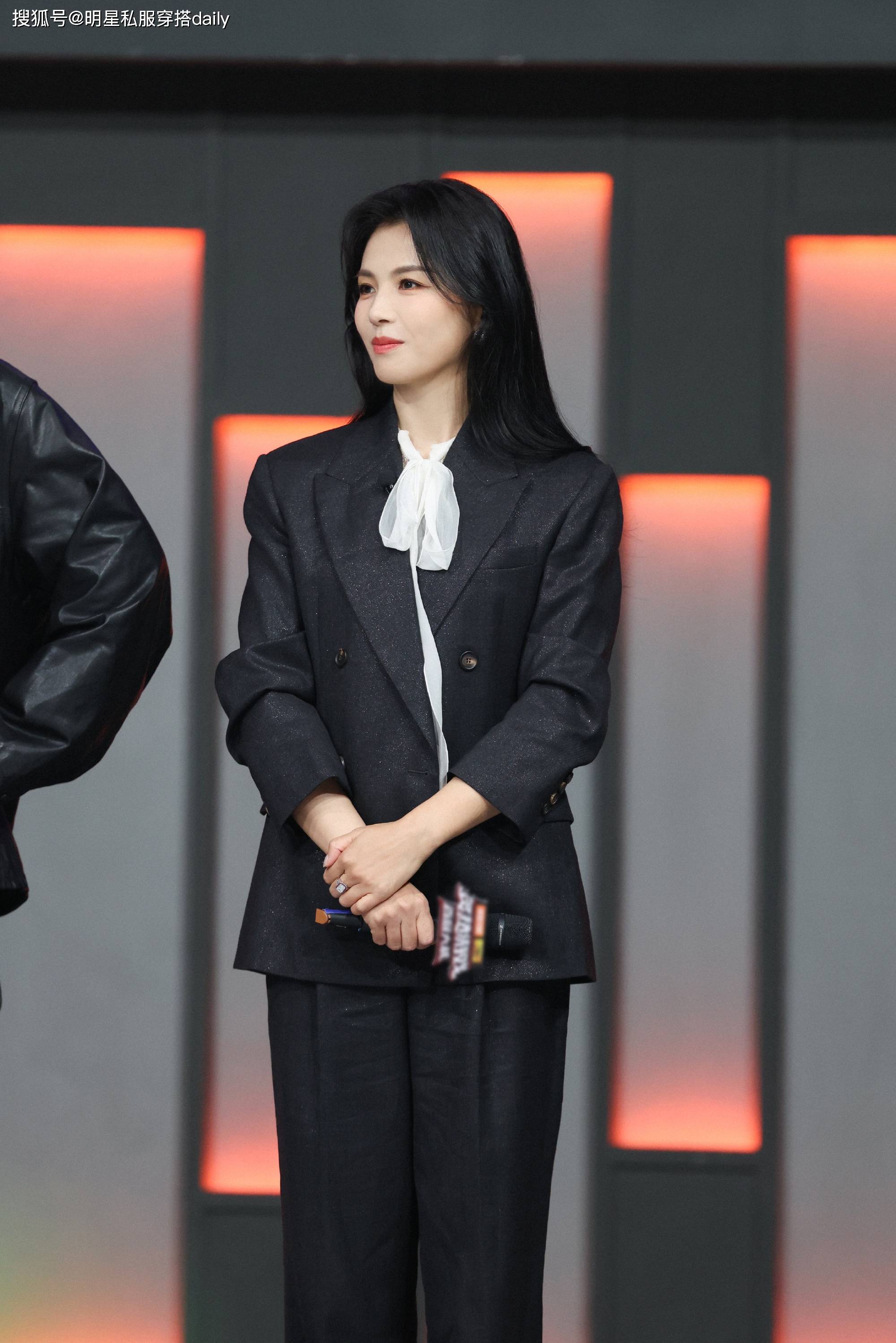 不配牛仔裤、半身裙这样打扮更时尚好看瓦力棋牌试玩被刘涛惊艳到了！穿西装(图3)