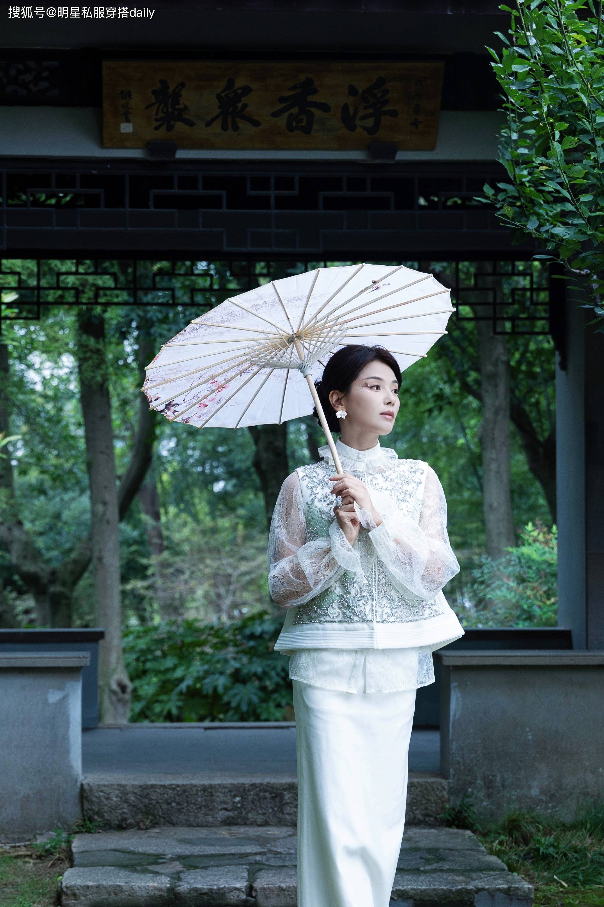 不配牛仔裤、半身裙这样打扮更时尚好看瓦力棋牌试玩被刘涛惊艳到了！穿西装(图5)