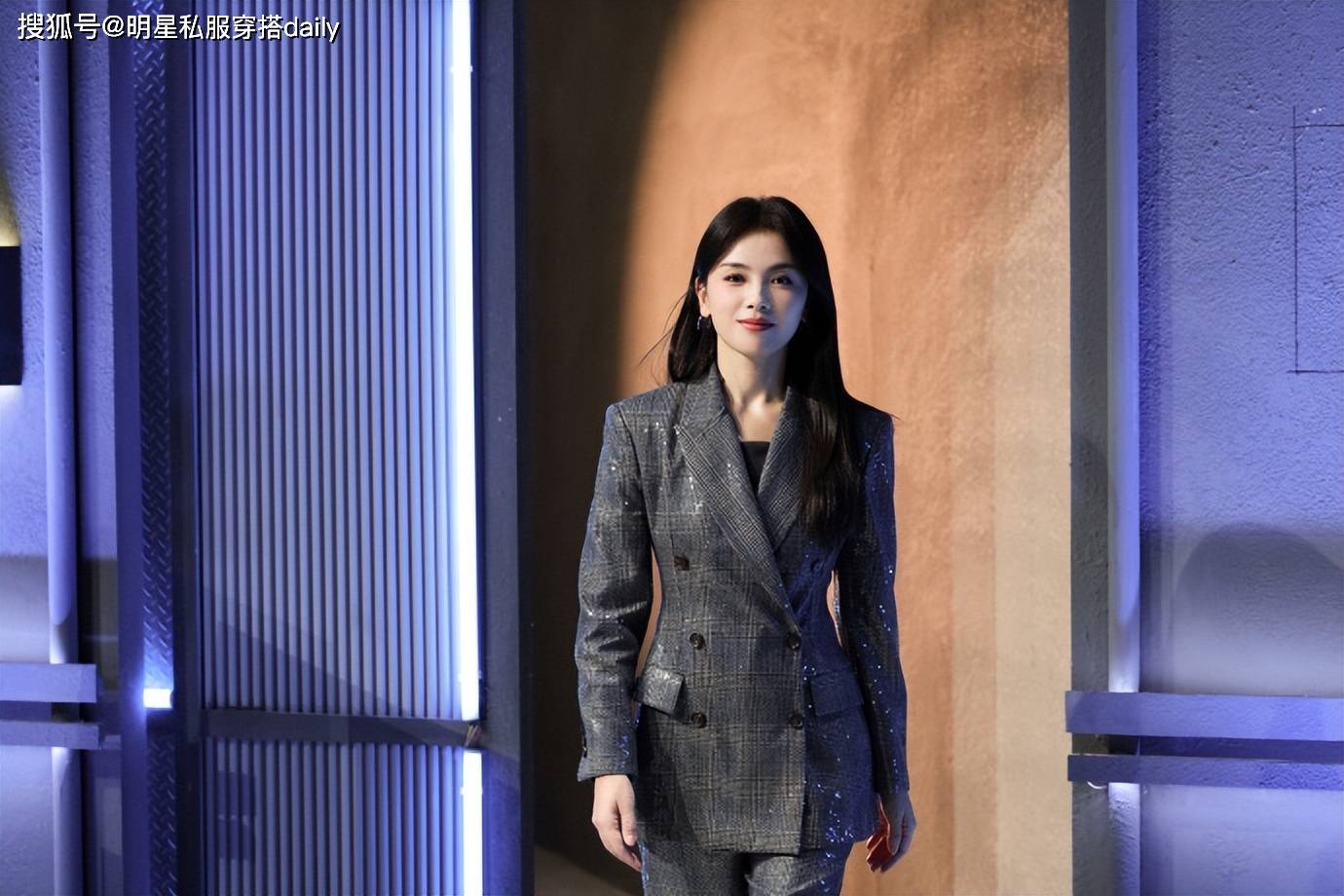 不配牛仔裤、半身裙这样打扮更时尚好看瓦力棋牌试玩被刘涛惊艳到了！穿西装(图6)