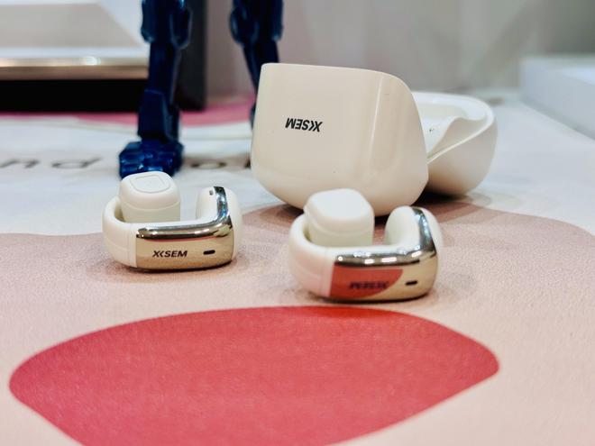 Hifi音质、蓝牙60、千元振膜全都有!瓦力棋牌游戏百元耳机西圣Plume真疯了(图4)