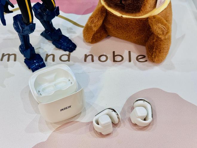 Hifi音质、蓝牙60、千元振膜全都有!瓦力棋牌游戏百元耳机西圣Plume真疯了(图5)