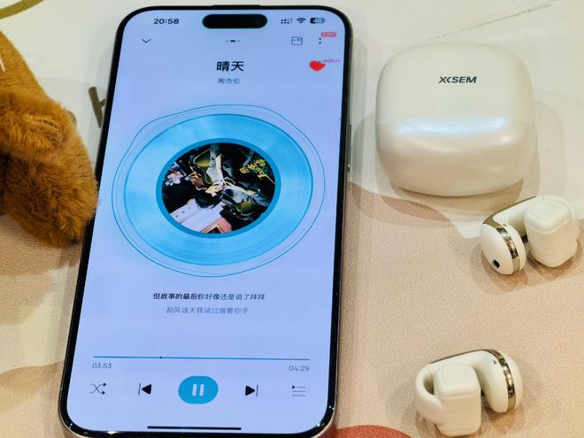 Hifi音质、蓝牙60、千元振膜全都有!瓦力棋牌游戏百元耳机西圣Plume真疯了(图6)