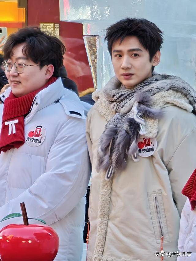 下有皱纹脸宽腮大锡纸烫戴耳钉像男模瓦力棋