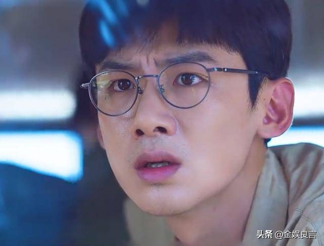 下有皱纹脸宽腮大锡纸烫戴耳钉像男模瓦力棋牌游戏白敬亭现身黑龙江生图(图2)