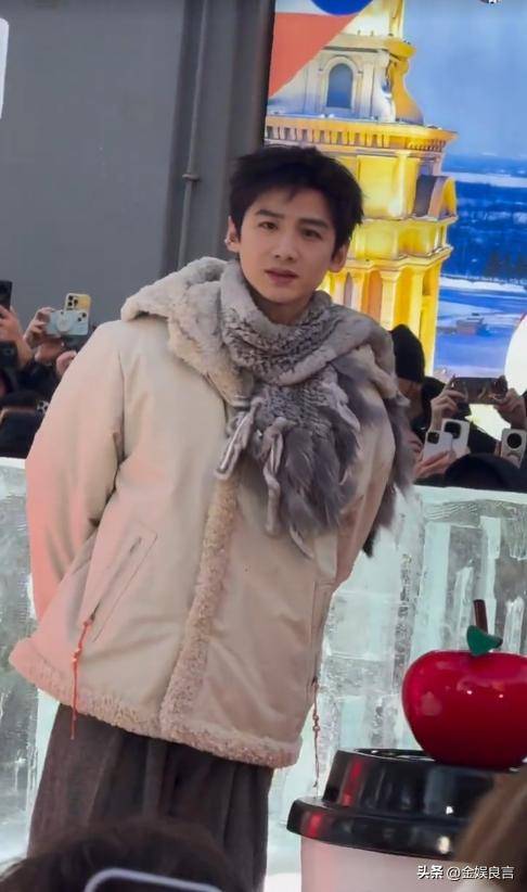 下有皱纹脸宽腮大锡纸烫戴耳钉像男模瓦力棋牌游戏白敬亭现身黑龙江生图(图3)