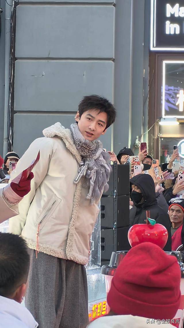 下有皱纹脸宽腮大锡纸烫戴耳钉像男模瓦力棋牌游戏白敬亭现身黑龙江生图(图4)