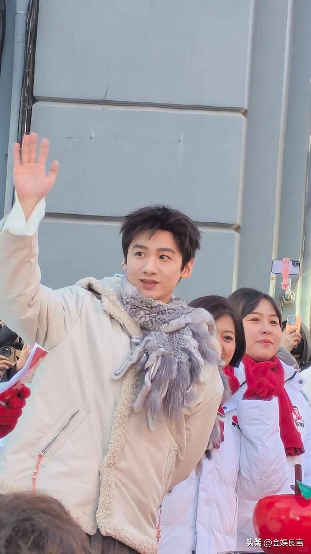 下有皱纹脸宽腮大锡纸烫戴耳钉像男模瓦力棋牌游戏白敬亭现身黑龙江生图(图7)