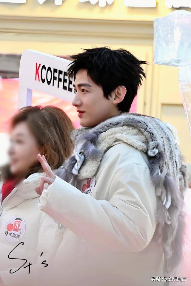 下有皱纹脸宽腮大锡纸烫戴耳钉像男模瓦力棋牌游戏白敬亭现身黑龙江生图(图11)