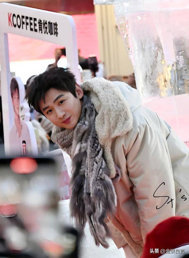 下有皱纹脸宽腮大锡纸烫戴耳钉像男模瓦力棋牌游戏白敬亭现身黑龙江生图(图12)