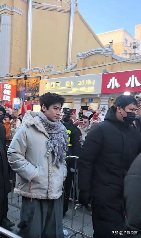 下有皱纹脸宽腮大锡纸烫戴耳钉像男模瓦力棋牌游戏白敬亭现身黑龙江生图(图15)