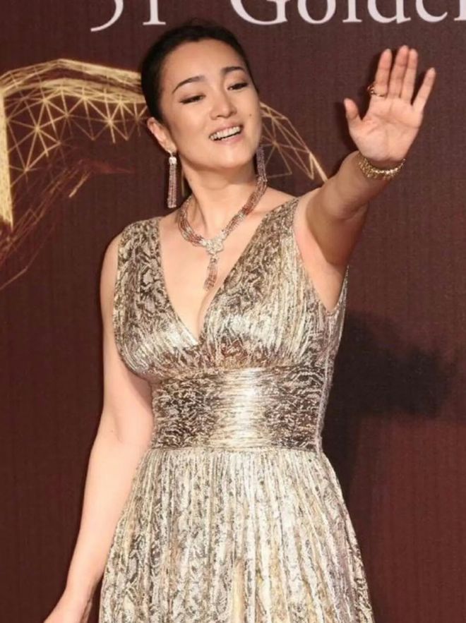 位手握双奢代言这才是顶流天花板瓦利棋牌巩俐：墨绿丝绒裙稳站C(图3)