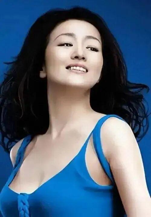 位手握双奢代言这才是顶流天花板瓦利棋牌巩