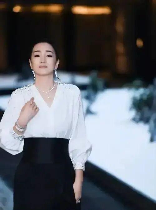 位手握双奢代言这才是顶流天花板瓦利棋牌巩俐：墨绿丝绒裙稳站C(图5)