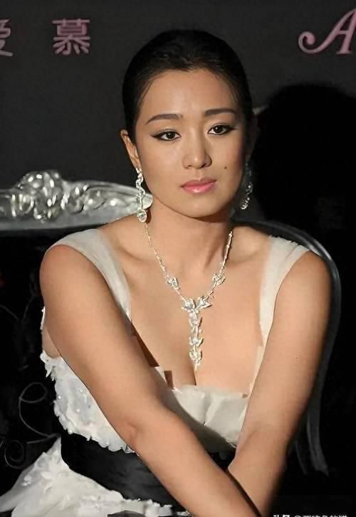 位手握双奢代言这才是顶流天花板瓦利棋牌巩俐：墨绿丝绒裙稳站C(图4)